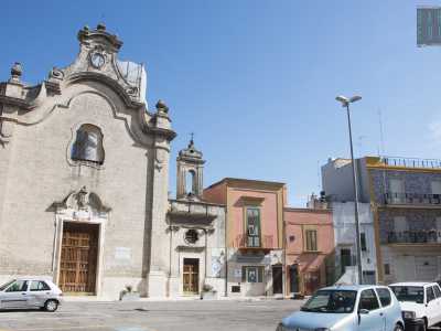 ...imbocchiamo via di Carbonara Duomo per ritrovarci davanti alla chiesa matrice, risalente al 1974 ma dall�aspetto barocco, in ricordo della pi� antica chiesa crollata nello stesso punto nel 1763